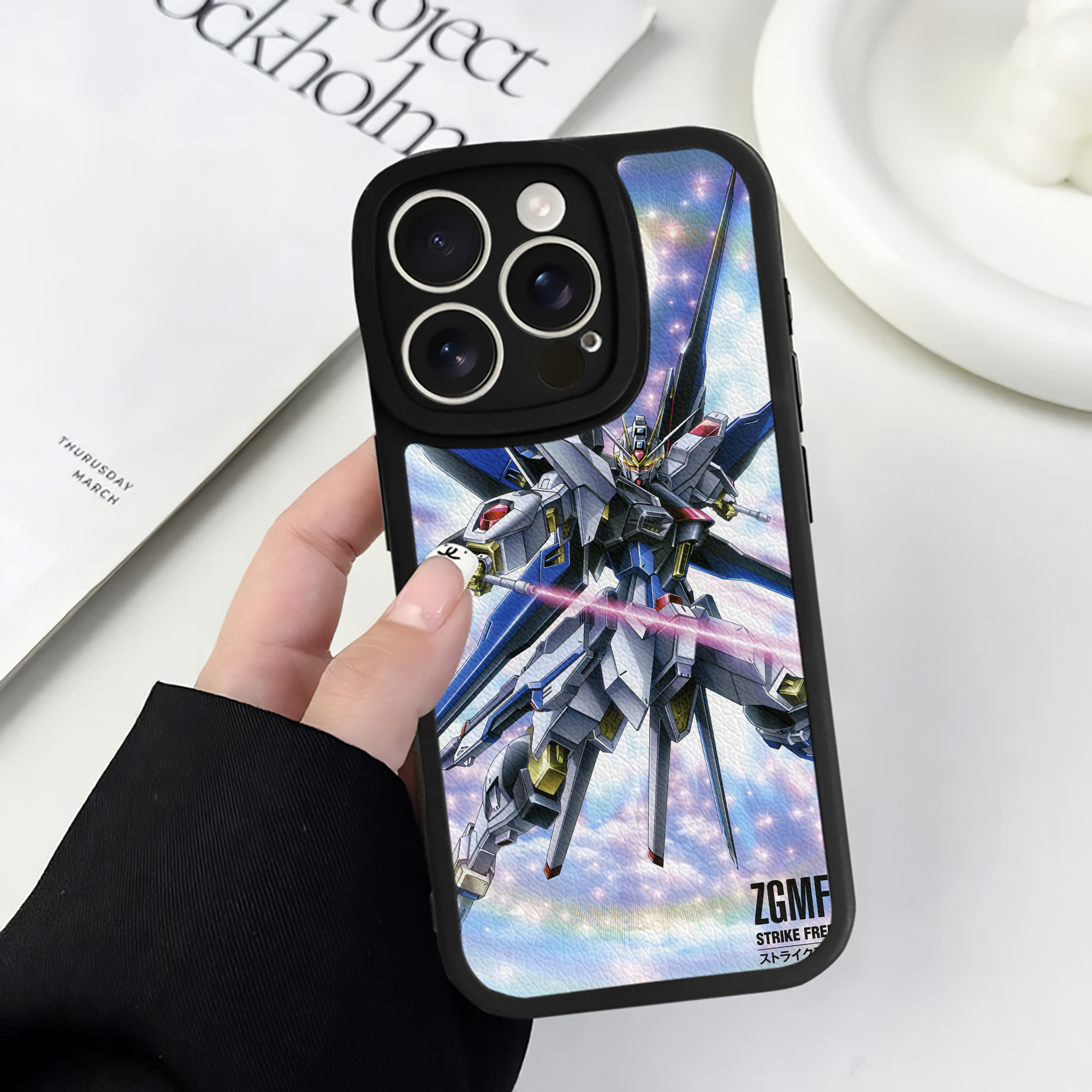 （画像用） 機動戦士ガンダム Mobile Suit Gundam 【iPhone 16シリーズ対応】シリコンスマホケース（レザー調） 材質：シリコン